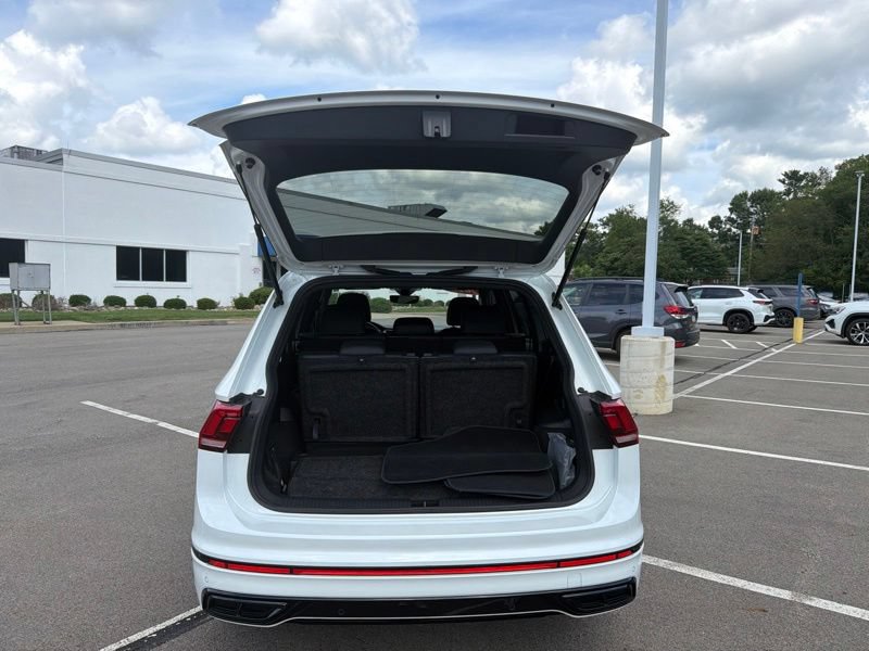 Used 2023 Volkswagen Tiguan SE R-Line FWD image 9