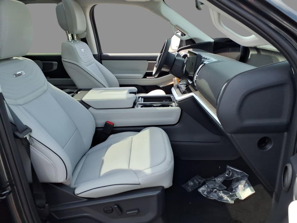 New 2026 Ford Expedition Platinum image 13