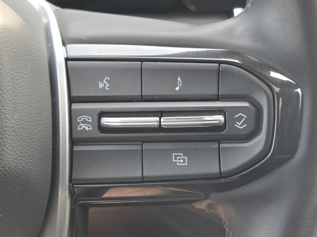 Used 2023 Chevrolet Colorado LT w/ LT Convenience Package II AWD/4WD image 11