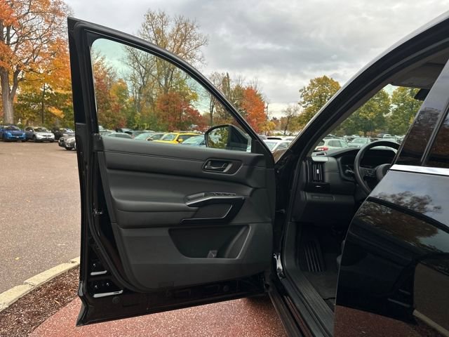 Used 2024 Nissan Pathfinder S image 11