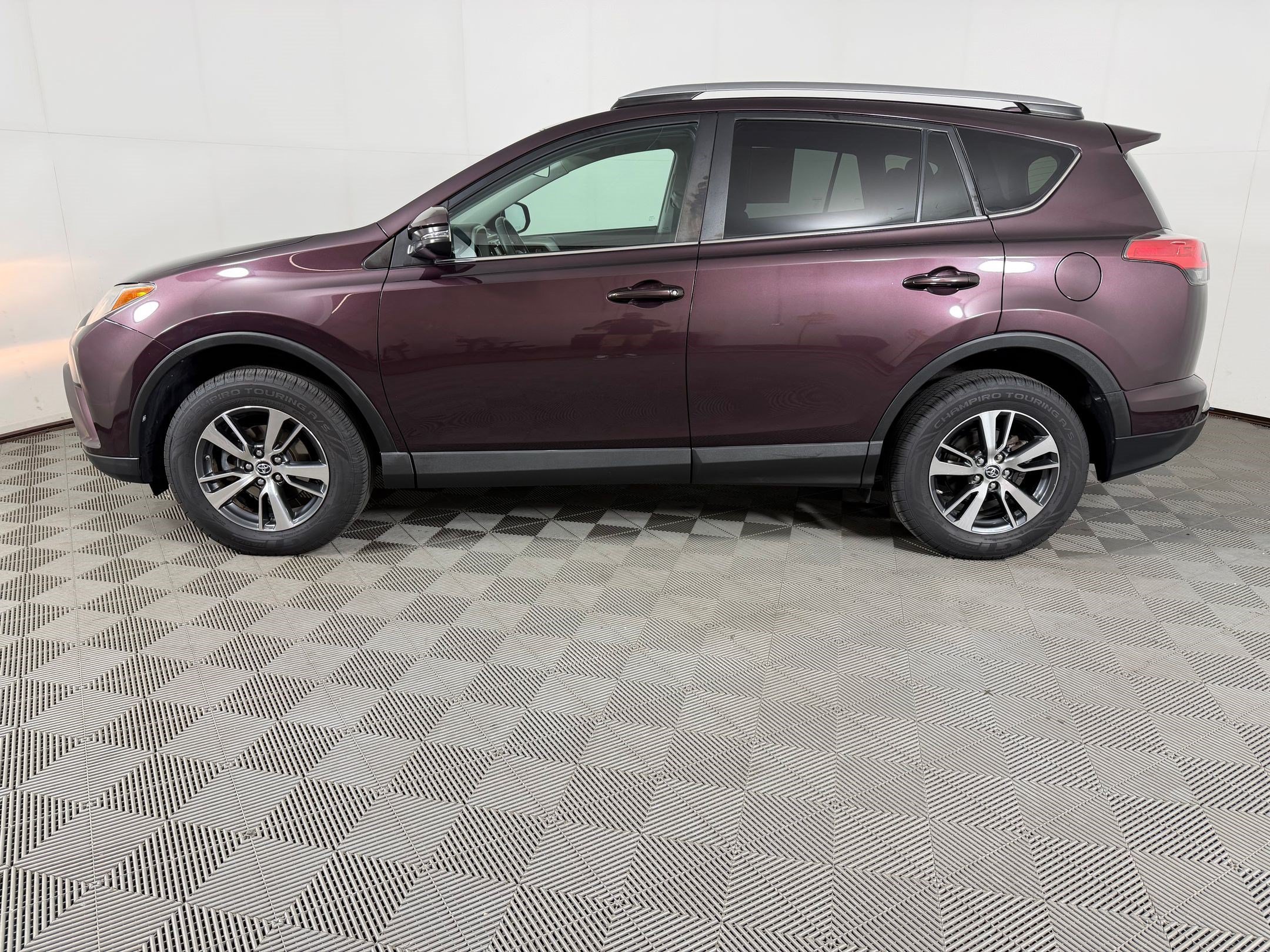 Used 2018 Toyota RAV4 XLE w/ Plus Extra Value Package AWD/4WD image 2