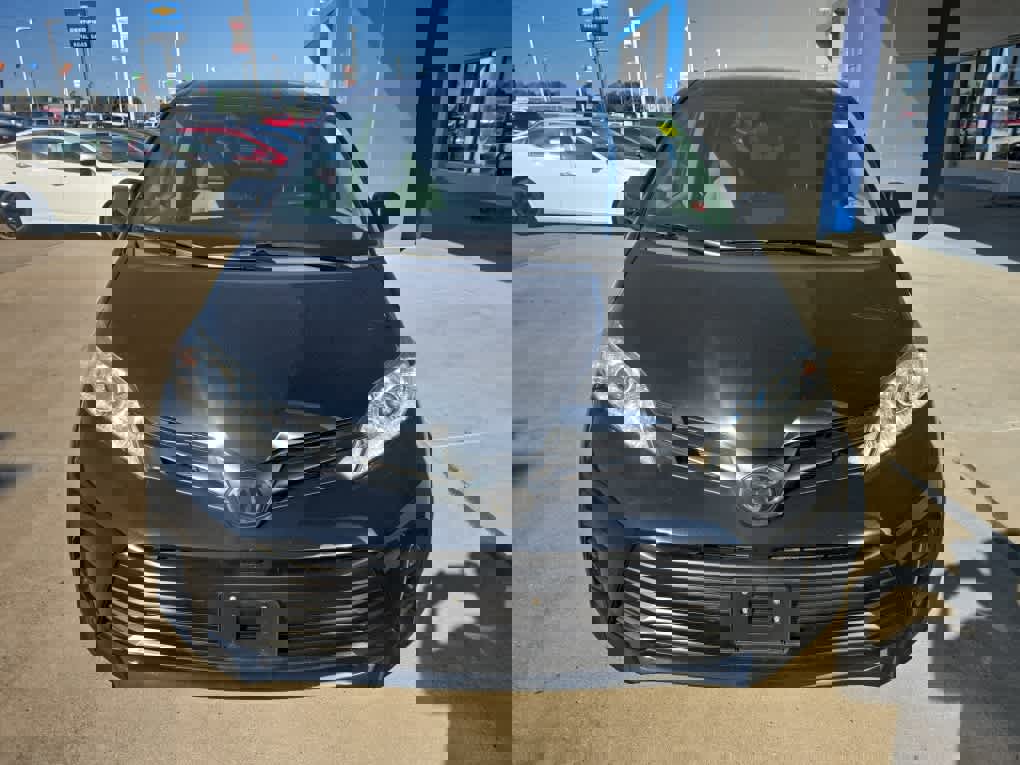 Used 2020 Toyota Sienna L image 4