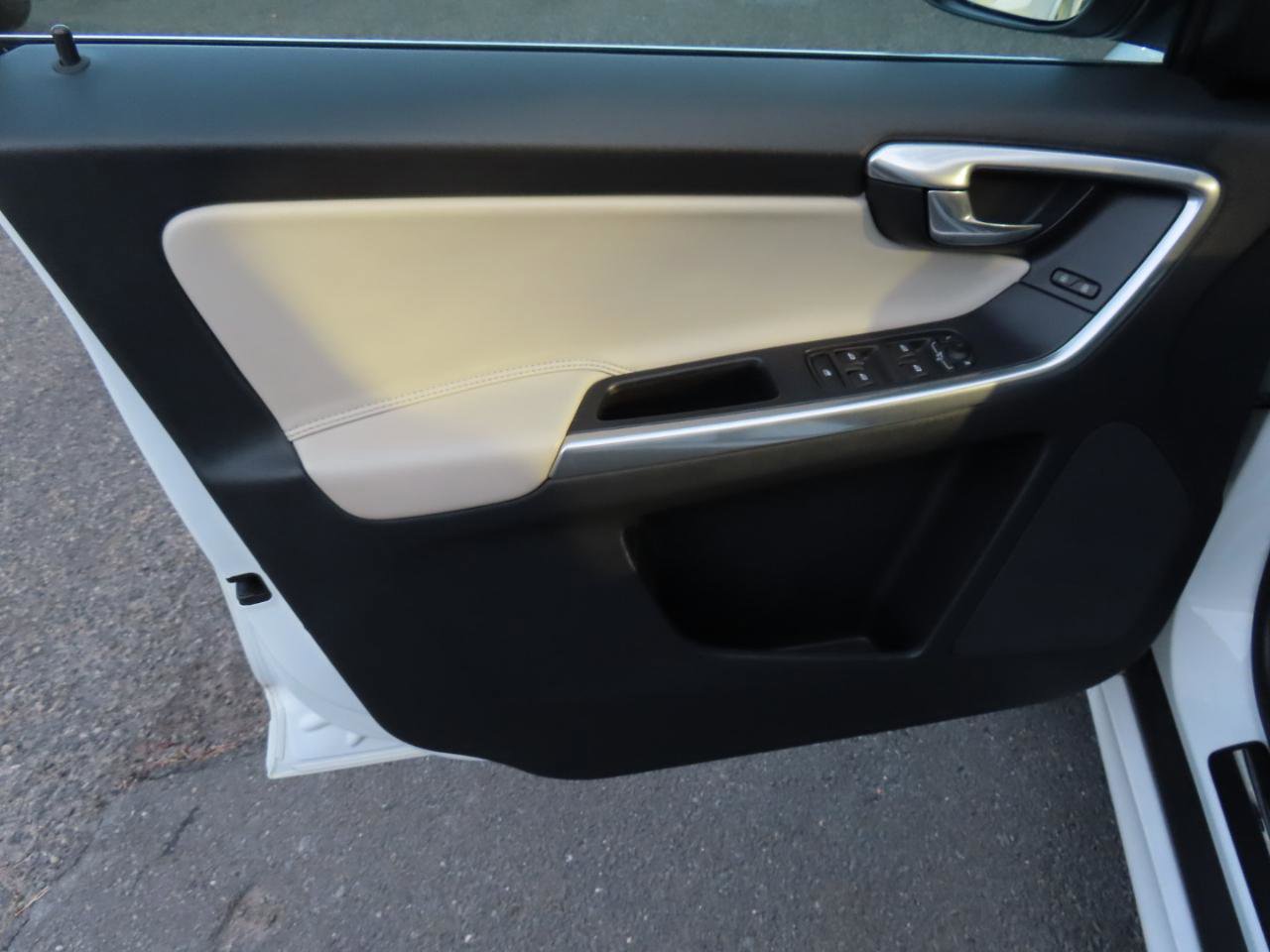 Used 2017 Volvo XC60 T5 Dynamic w/ Preferred Option Package image 6