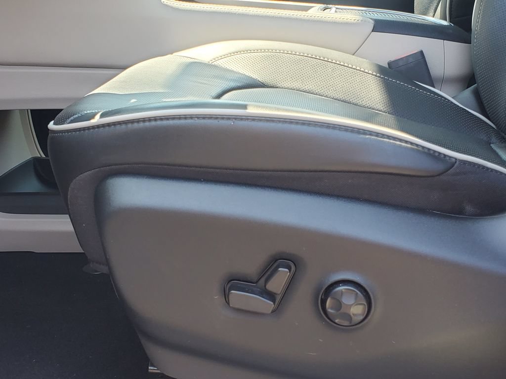 Used 2024 Chrysler Pacifica Limited FWD image 6