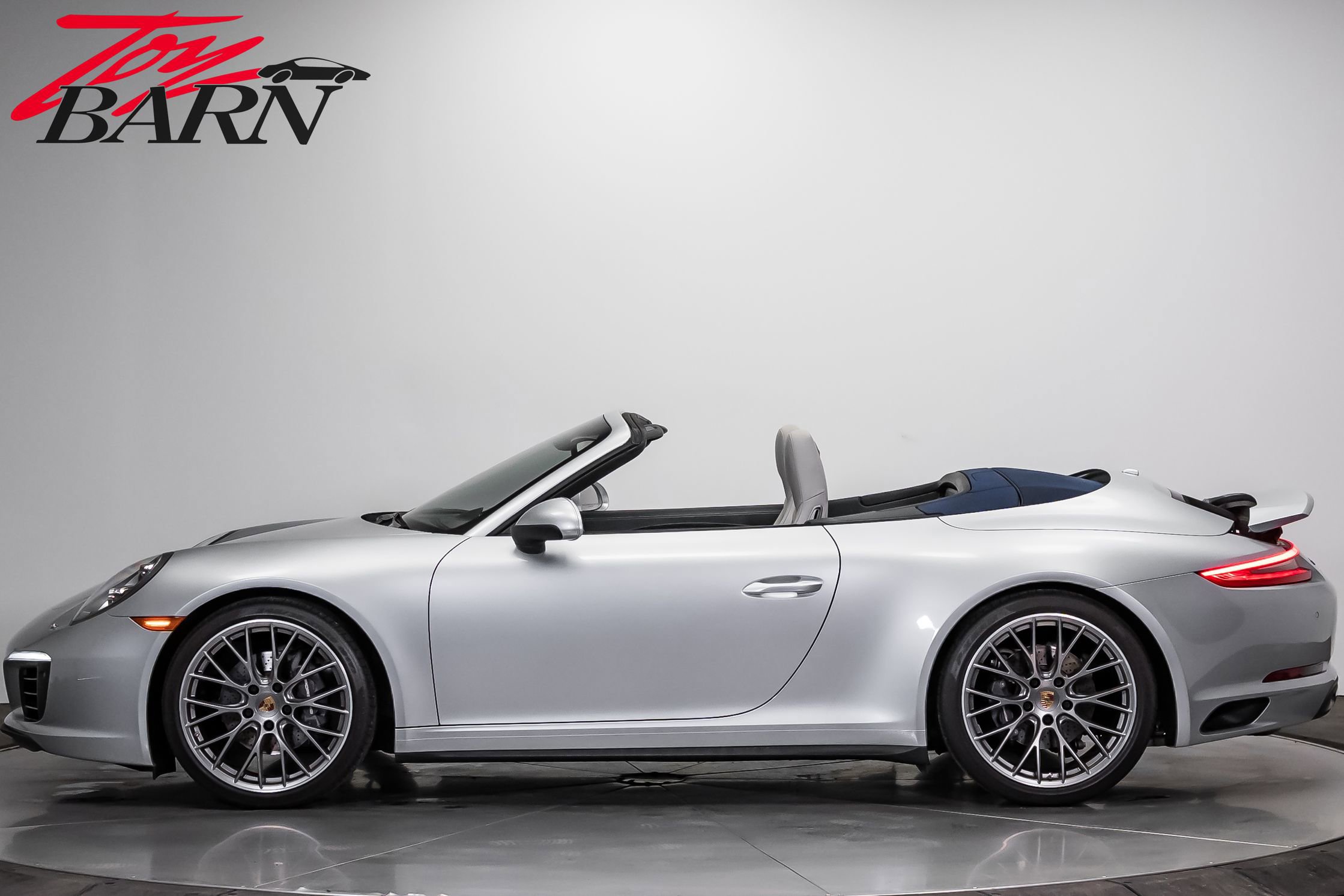 Used 2017 Porsche 911 Carrera 4 AWD/4WD image 2
