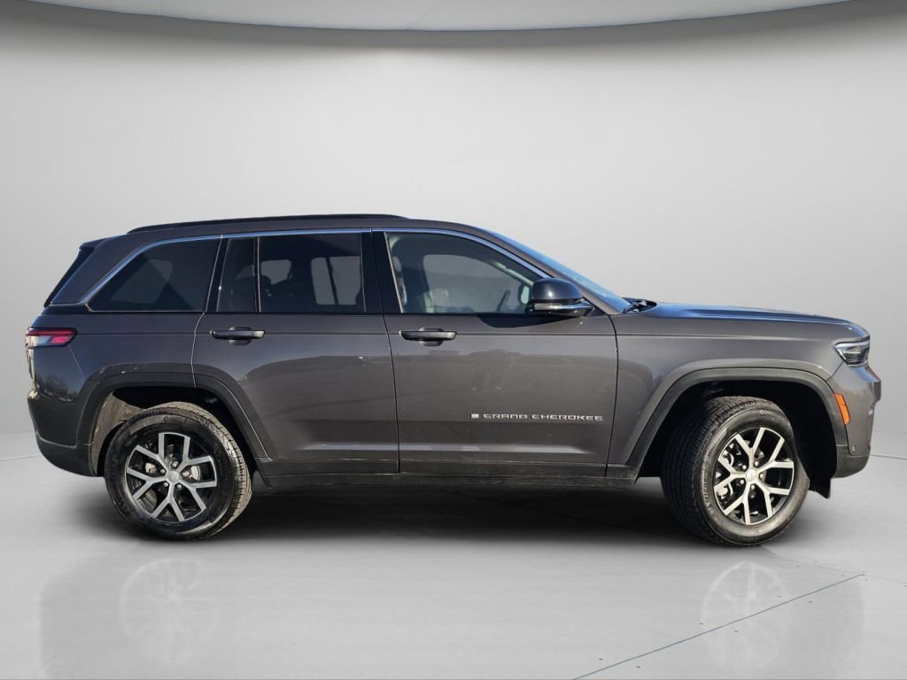 Used 2025 Jeep Grand Cherokee Limited w/ Luxury Tech Group II image 27