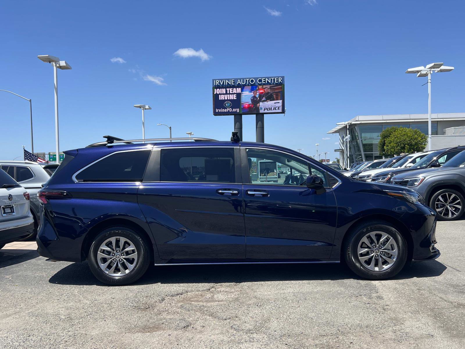 Used 2023 Toyota Sienna XLE FWD image 24