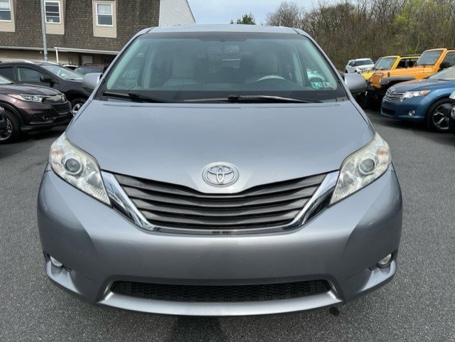 Used 2013 Toyota Sienna XLE image 2