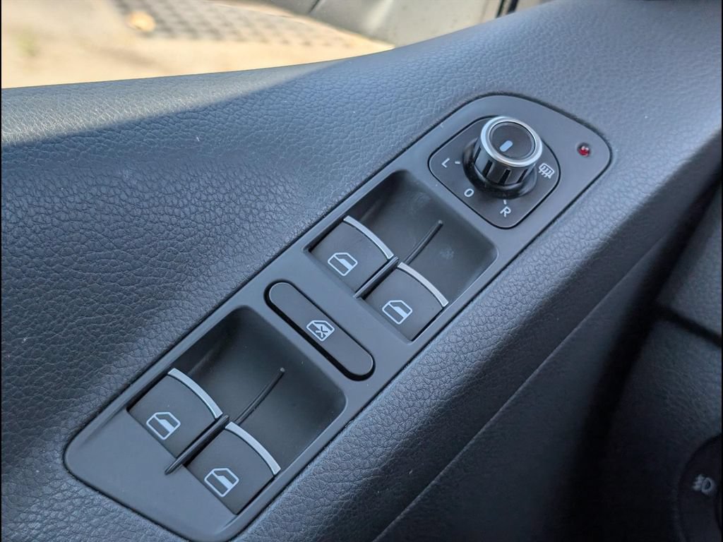 Used 2012 Volkswagen Tiguan LE FWD image 11
