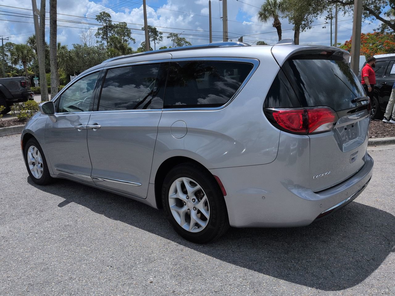 Used 2019 Chrysler Pacifica Touring-L Plus w/ Advanced Safetytec Group FWD image 7