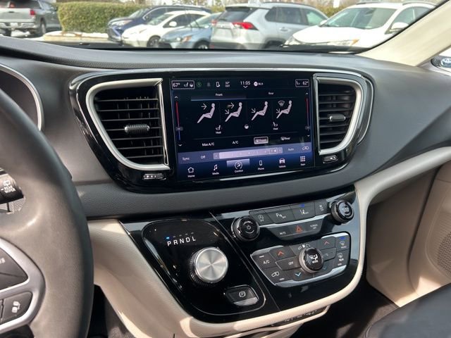 Used 2024 Chrysler Pacifica Touring-L image 23