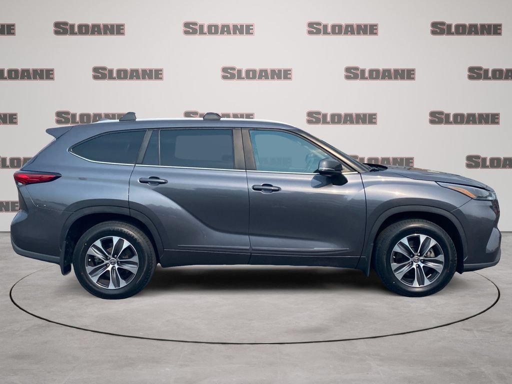 Used 2023 Toyota Highlander XLE AWD/4WD image 6