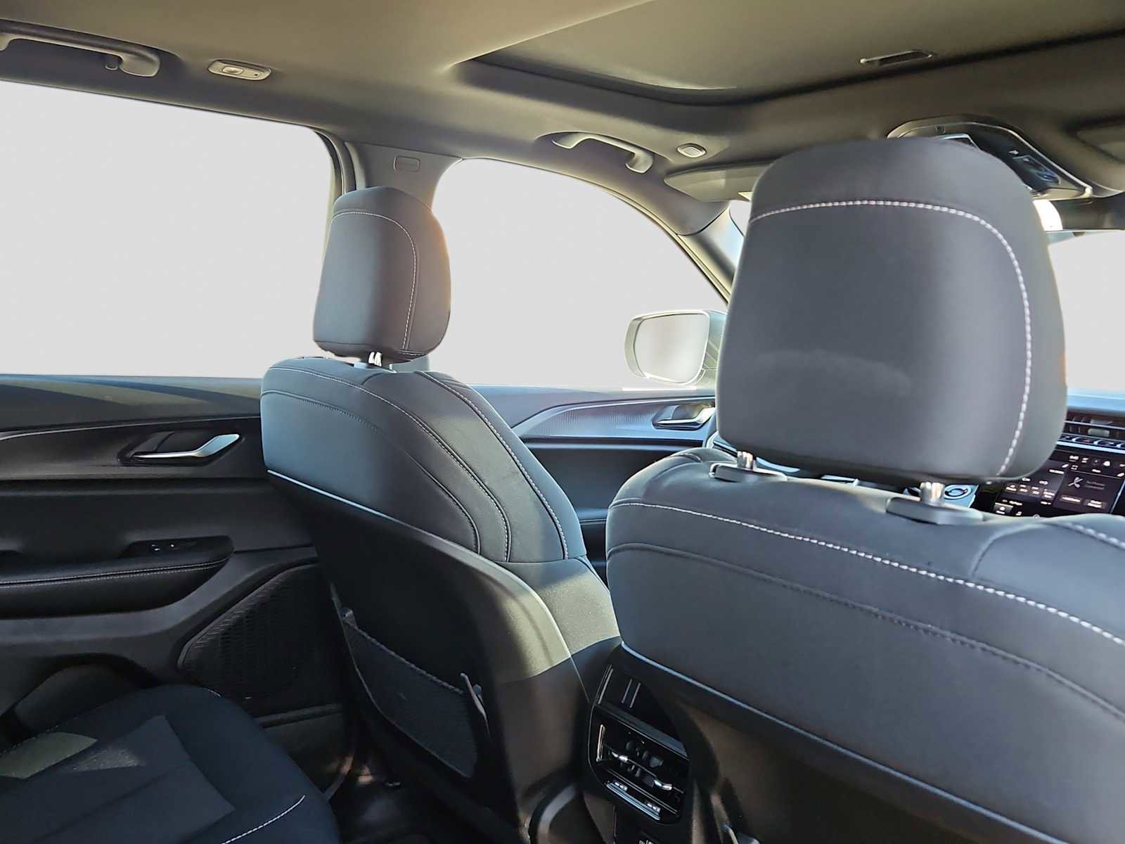 Used 2025 Jeep Grand Cherokee Laredo X image 16