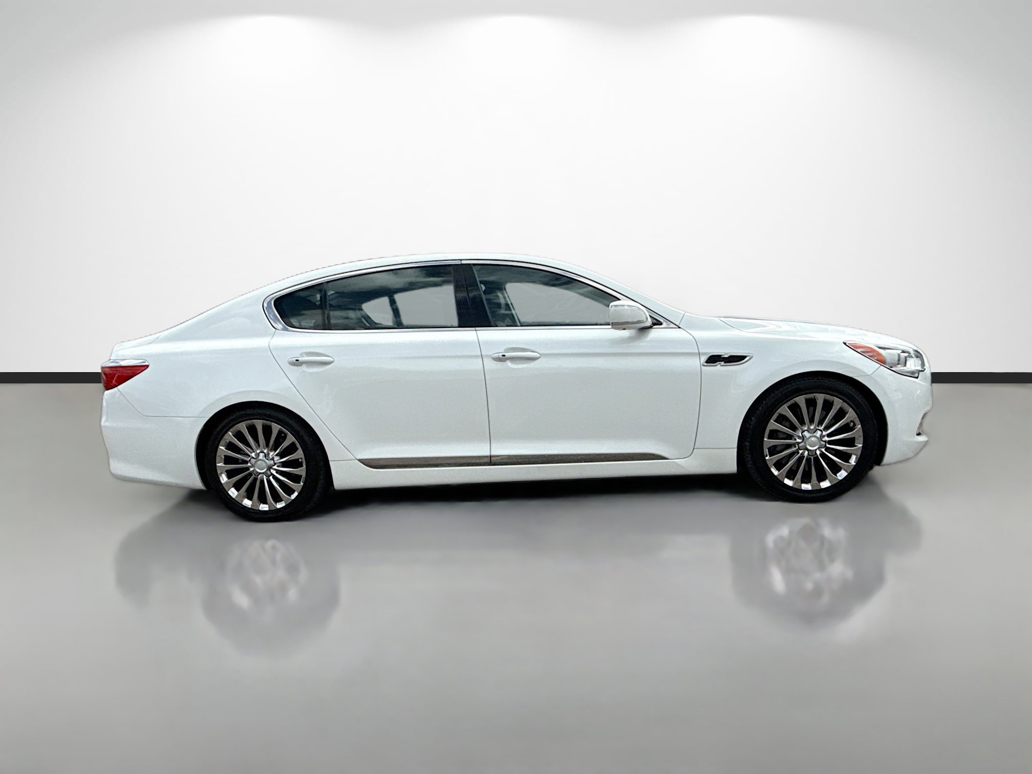 Used 2017 Kia K900 Luxury image 2