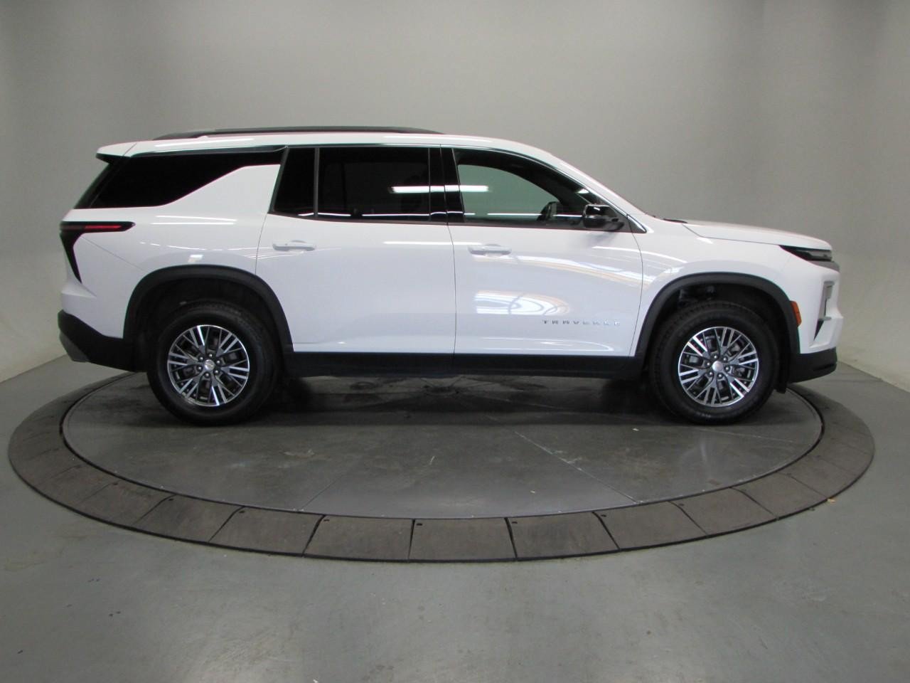 Used 2025 Chevrolet Traverse LT AWD/4WD image 8