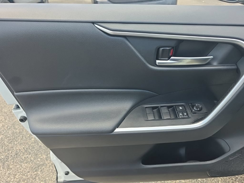 Used 2021 Toyota RAV4 XLE w/ Convenience Package FWD image 15