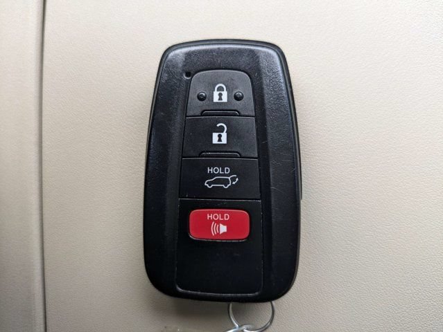 Used 2021 Toyota Highlander XLE AWD/4WD image 31