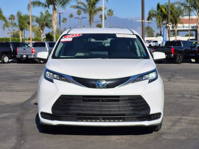 Used 2023 Toyota Sienna LE image 2