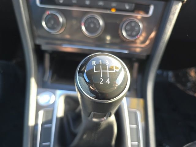 Used 2018 Volkswagen Golf SE image 37