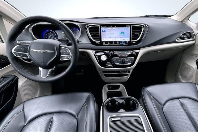 Used 2023 Chrysler Pacifica Touring-L image 7