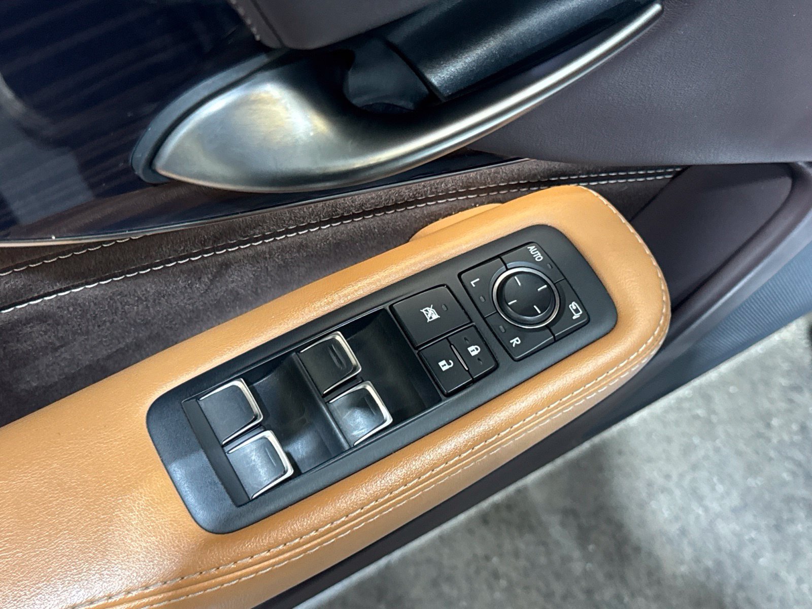 Used 2018 Lexus LS 500 w/ Accessory Package (Z2) RWD image 17