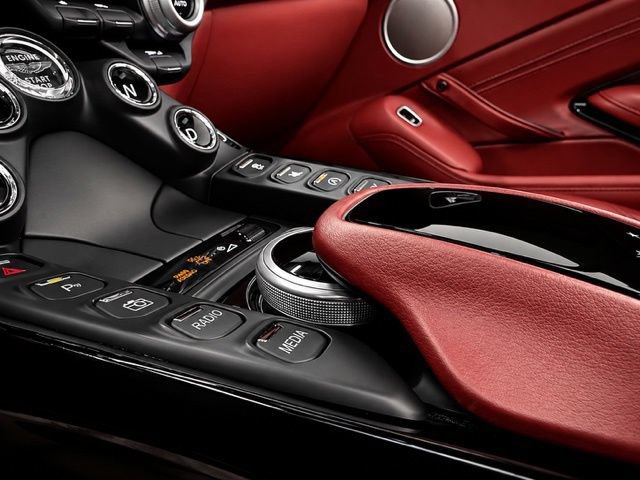 Used 2021 Aston Martin V8 Vantage Roadster RWD image 27
