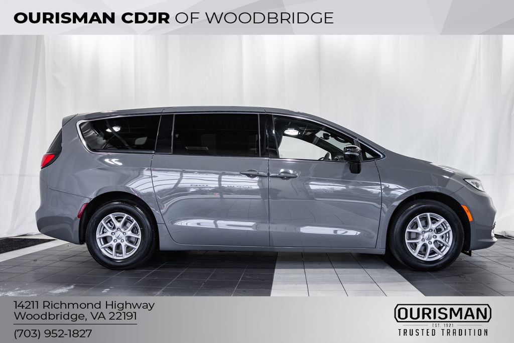 Used 2025 Chrysler Pacifica Select image 3