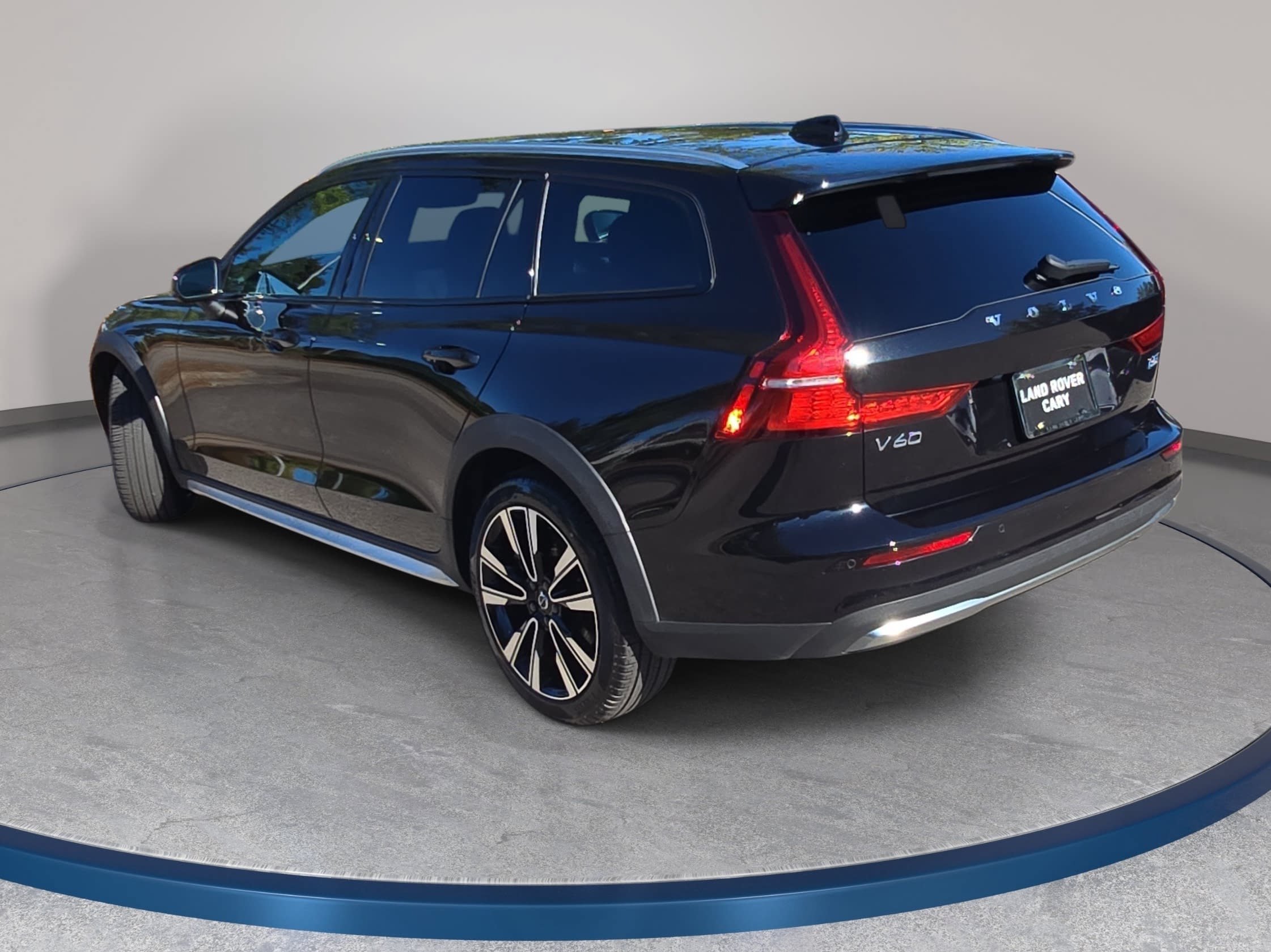 Used 2026 Volvo V60 B5 Cross Country Ultra AWD/4WD image 7