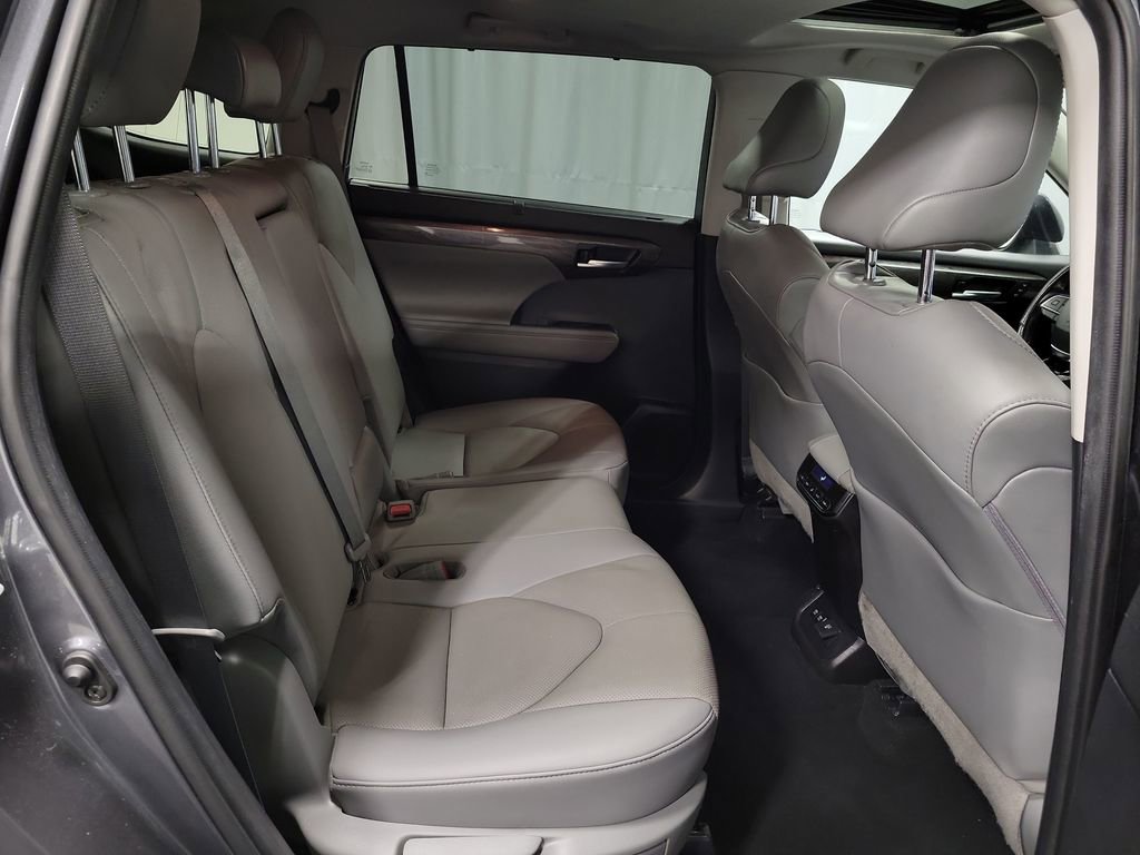 Used 2021 Toyota Highlander Limited image 27