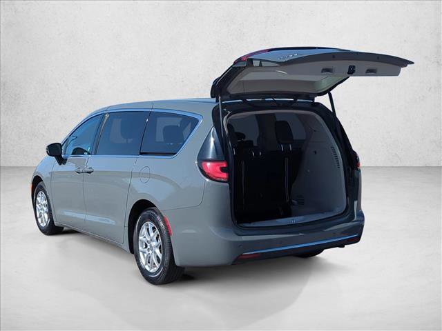 Used 2023 Chrysler Pacifica Touring-L FWD image 9