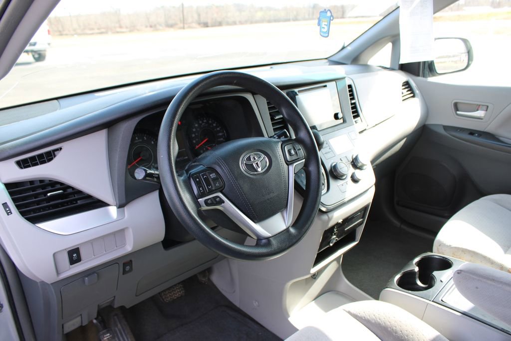 Used 2015 Toyota Sienna LE image 22