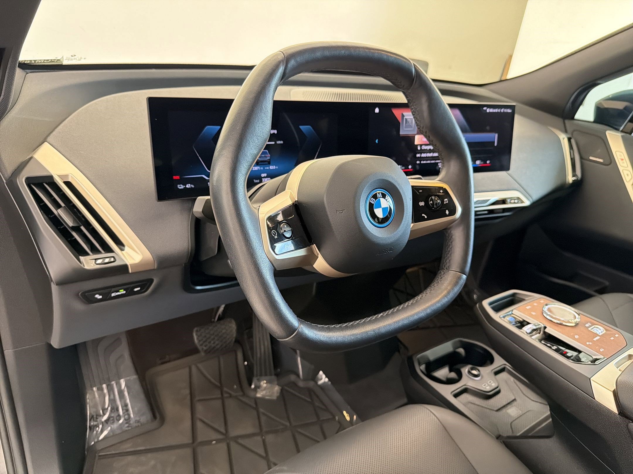 Certified 2023 BMW iX xDrive50 w/ Premium Package AWD/4WD image 4