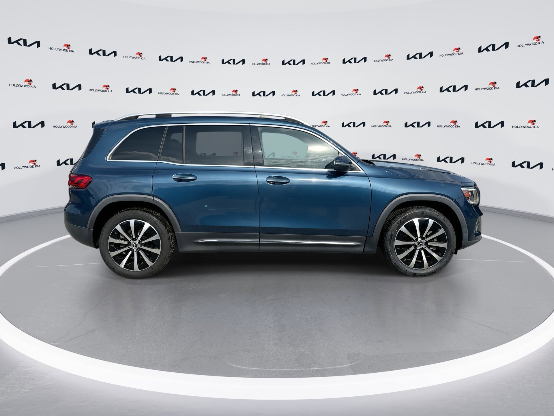 Used 2021 Mercedes-Benz GLB 250 w/ Premium Package image 9