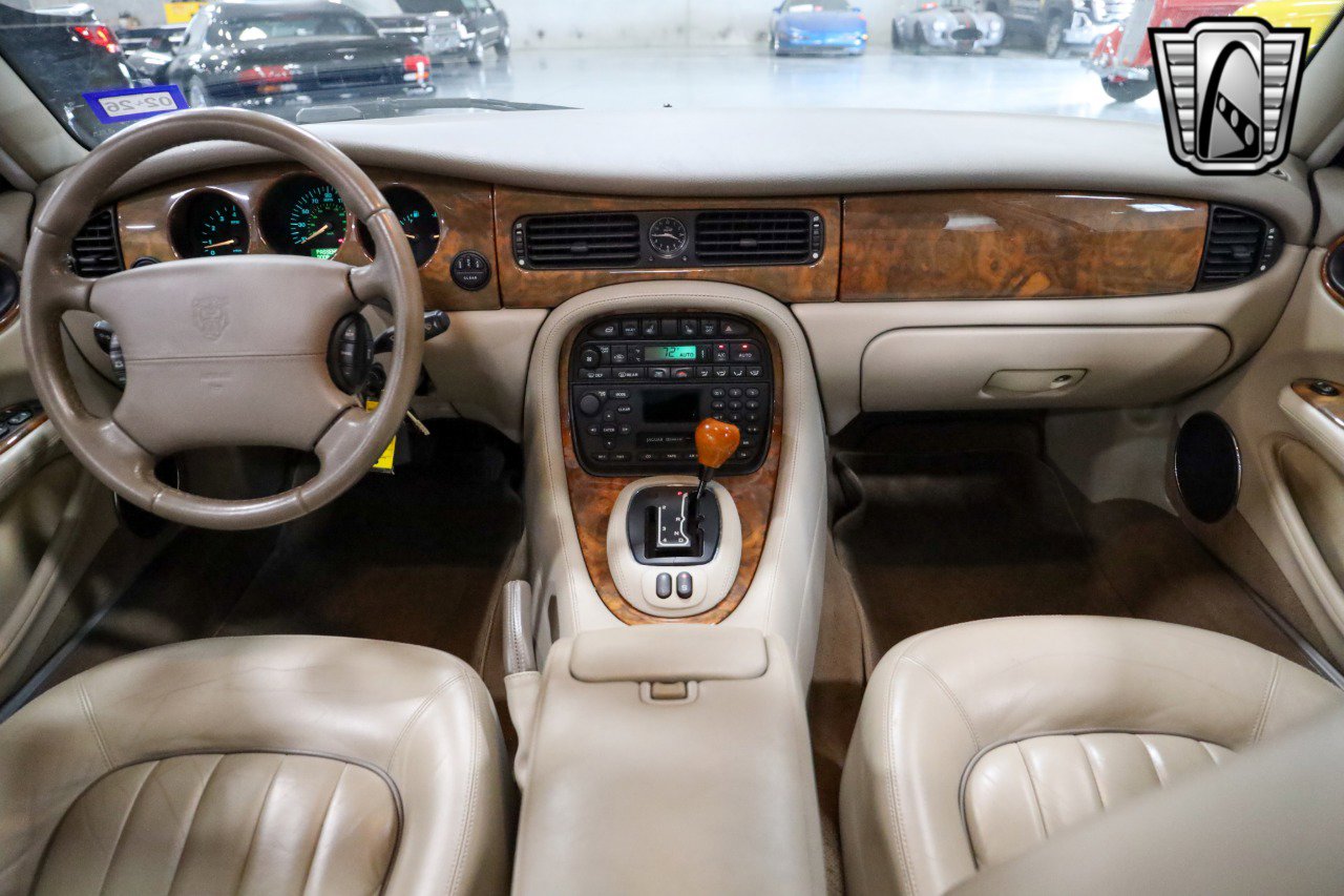 Used 2001 Jaguar XJ8 image 24