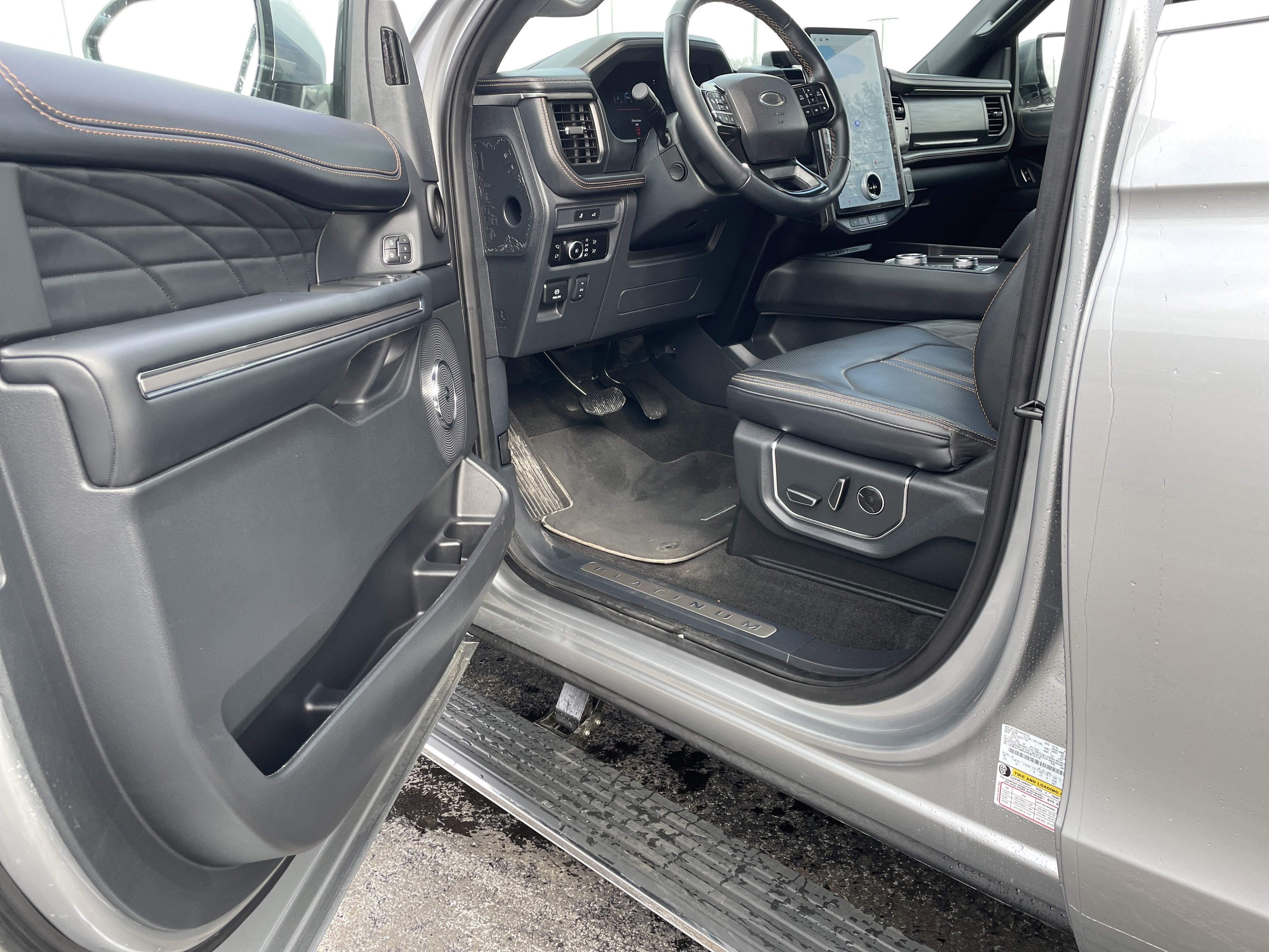 Used 2024 Ford Expedition Platinum image 10