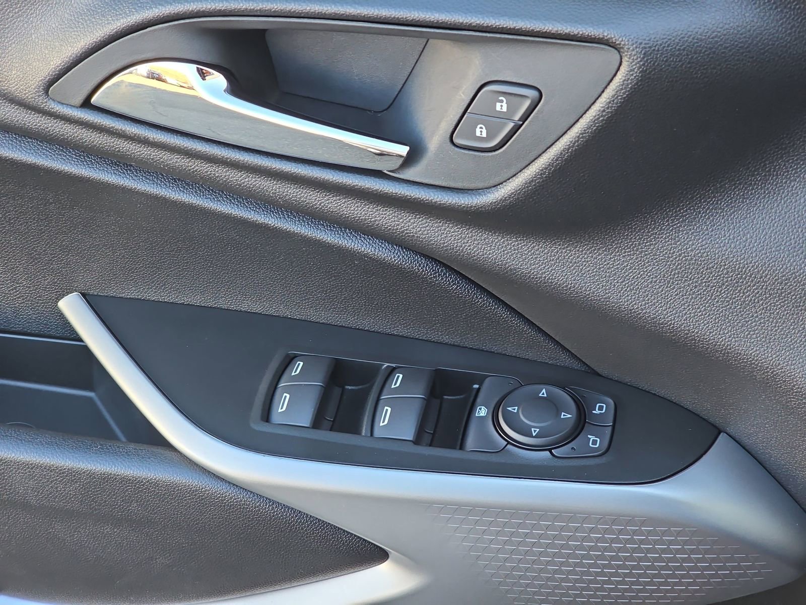 Used 2025 Chevrolet Trax LS w/ Driver Confidence Package image 34