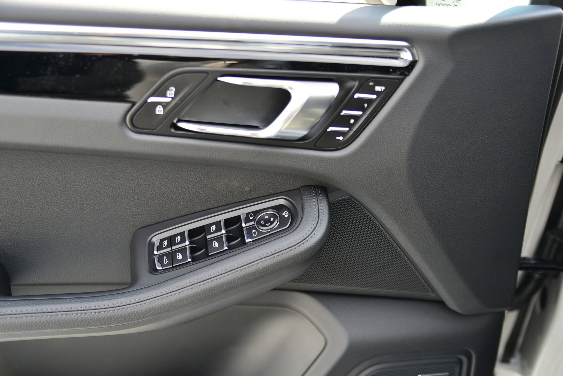 Used 2025 Porsche Macan image 30