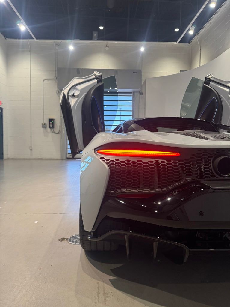 Used 2023 McLaren Artura RWD image 15