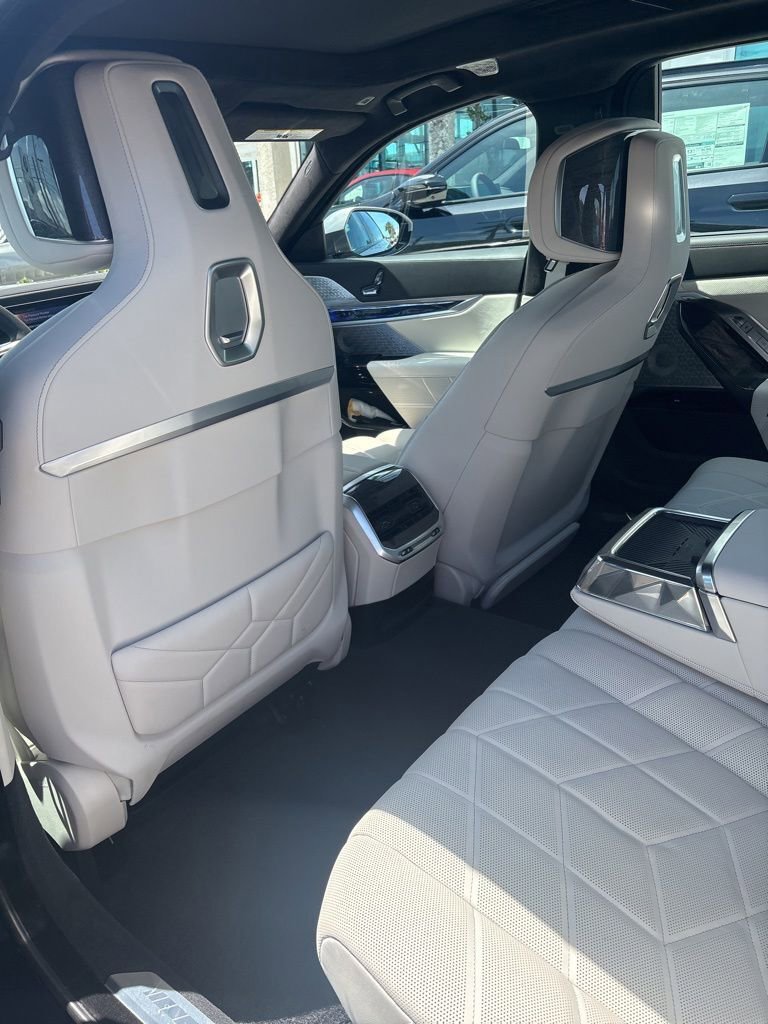 Used 2023 BMW i7 xDrive60 AWD/4WD image 5