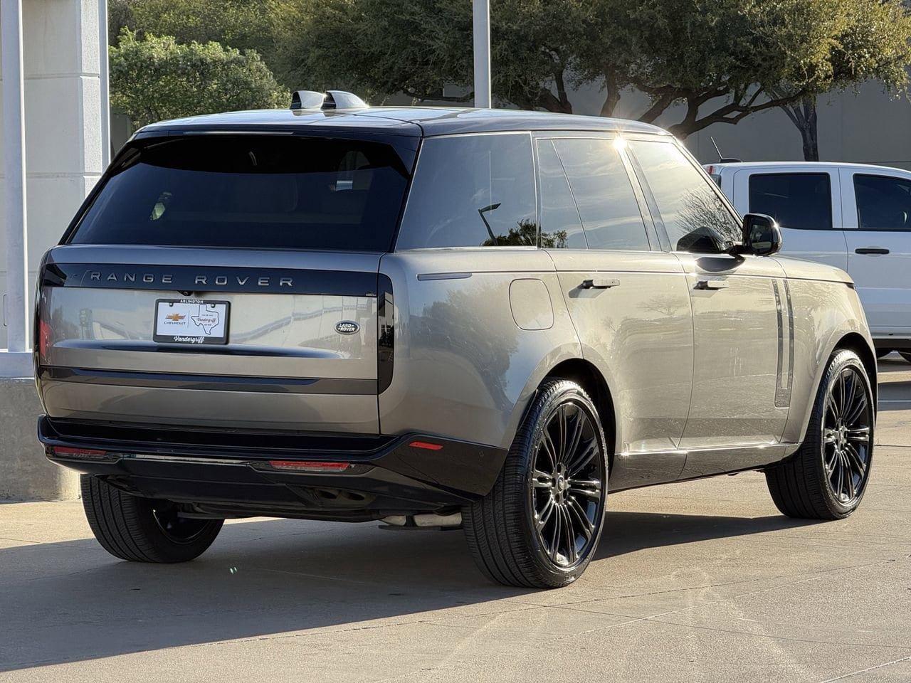 Used 2023 Land Rover Range Rover SE AWD/4WD image 4