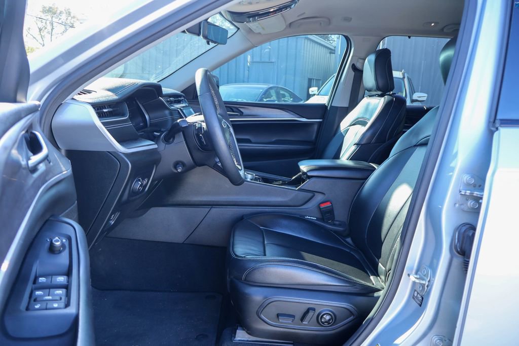 Used 2023 Jeep Grand Cherokee Limited w/ Luxury Tech Group II image 7