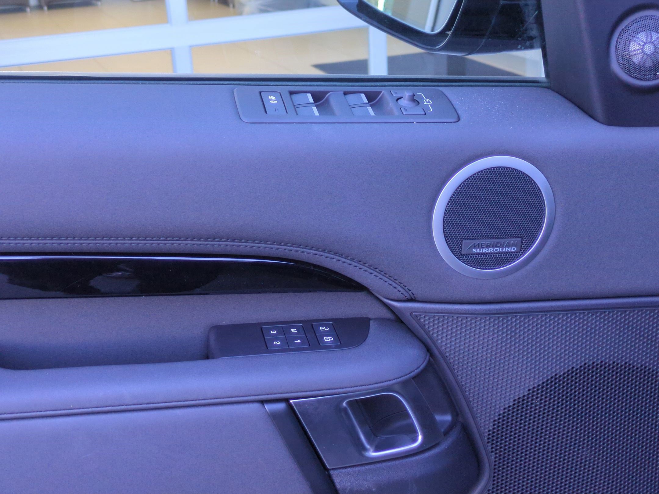 Used 2025 Land Rover Discovery S image 13