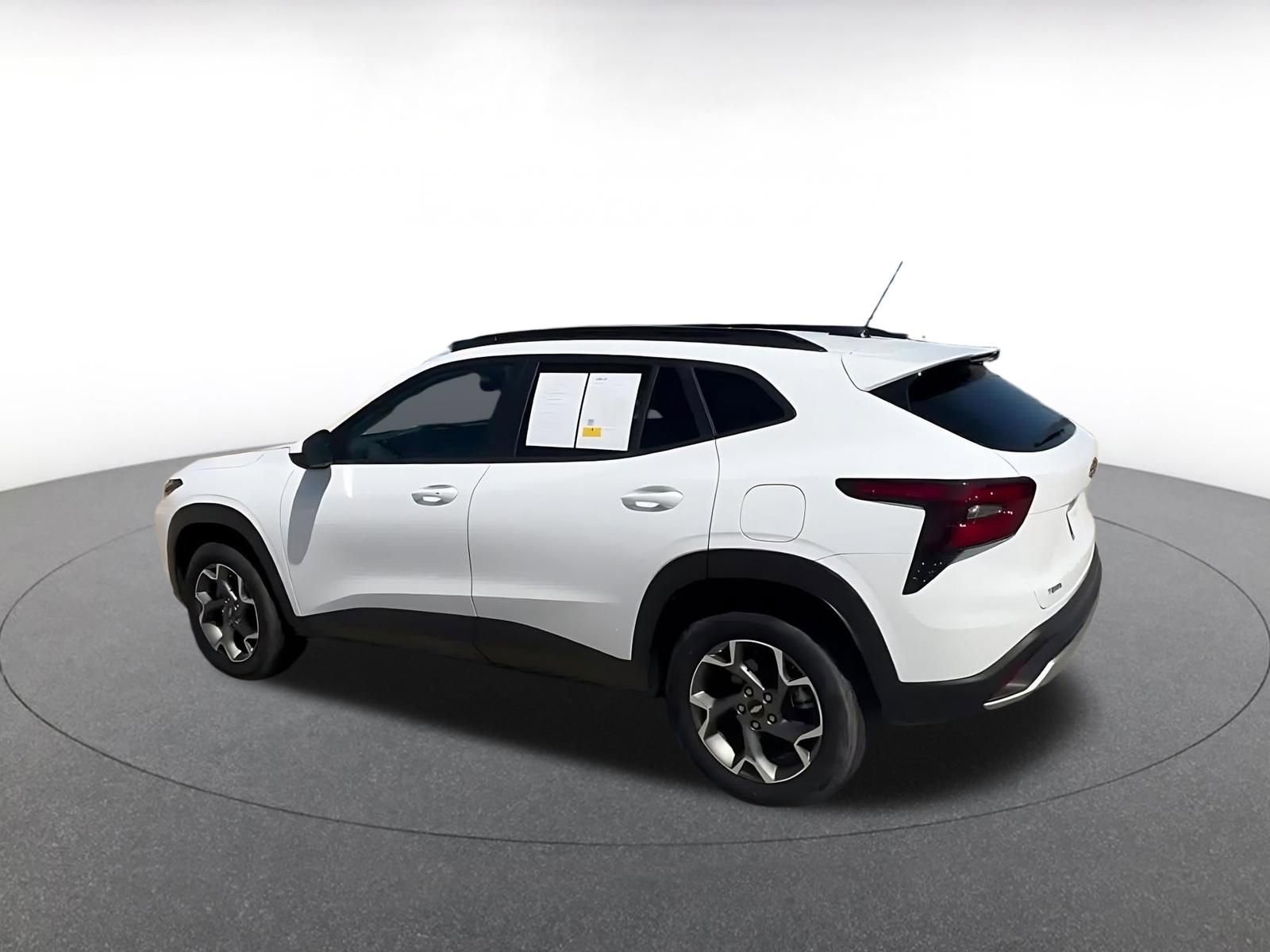 Used 2025 Nissan Versa SV FWD image 11