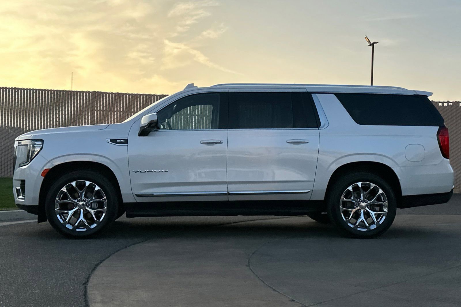 Used 2021 GMC Yukon XL SLT w/ SLT Luxury Package image 7