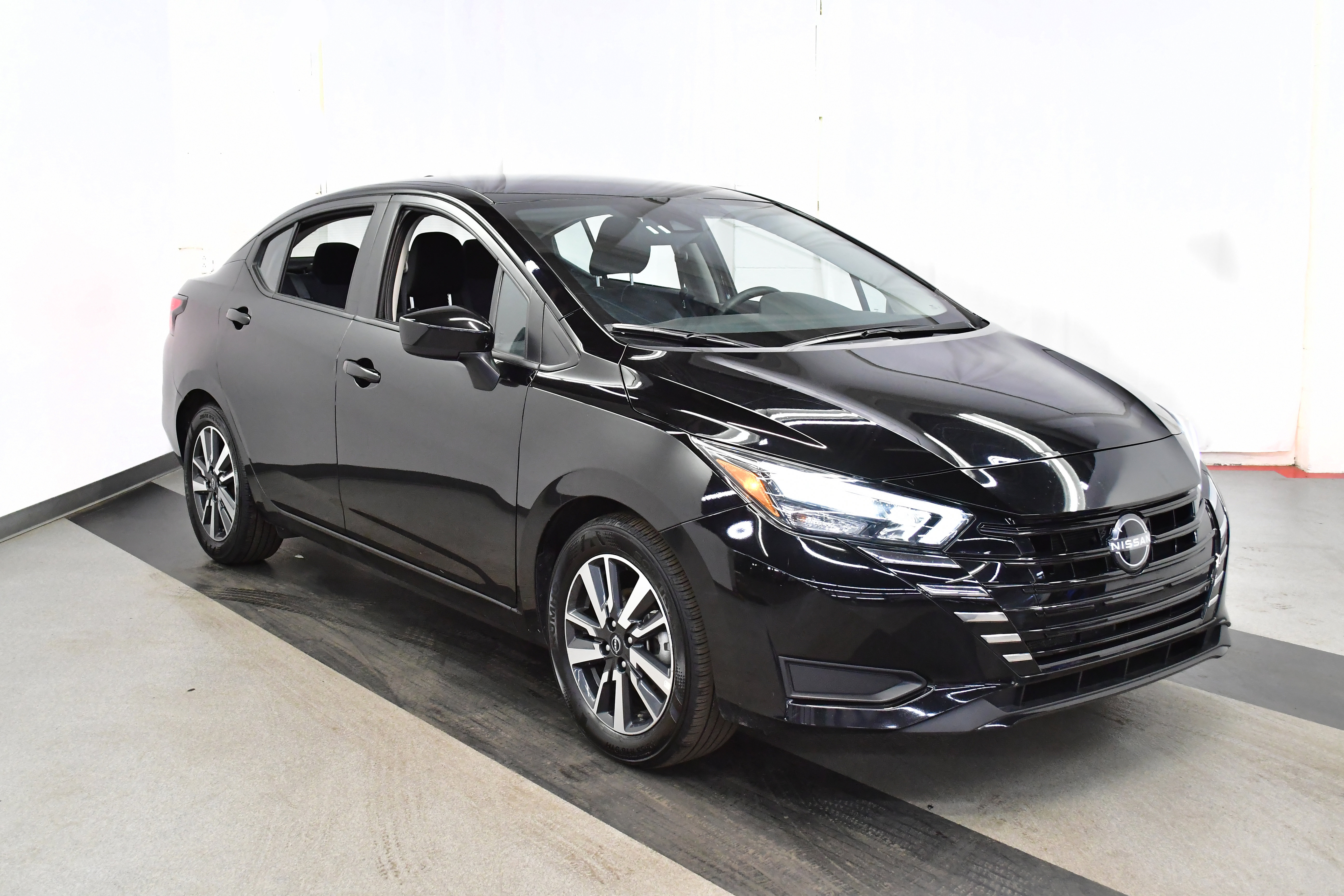 Used 2025 Nissan Versa SV image 2