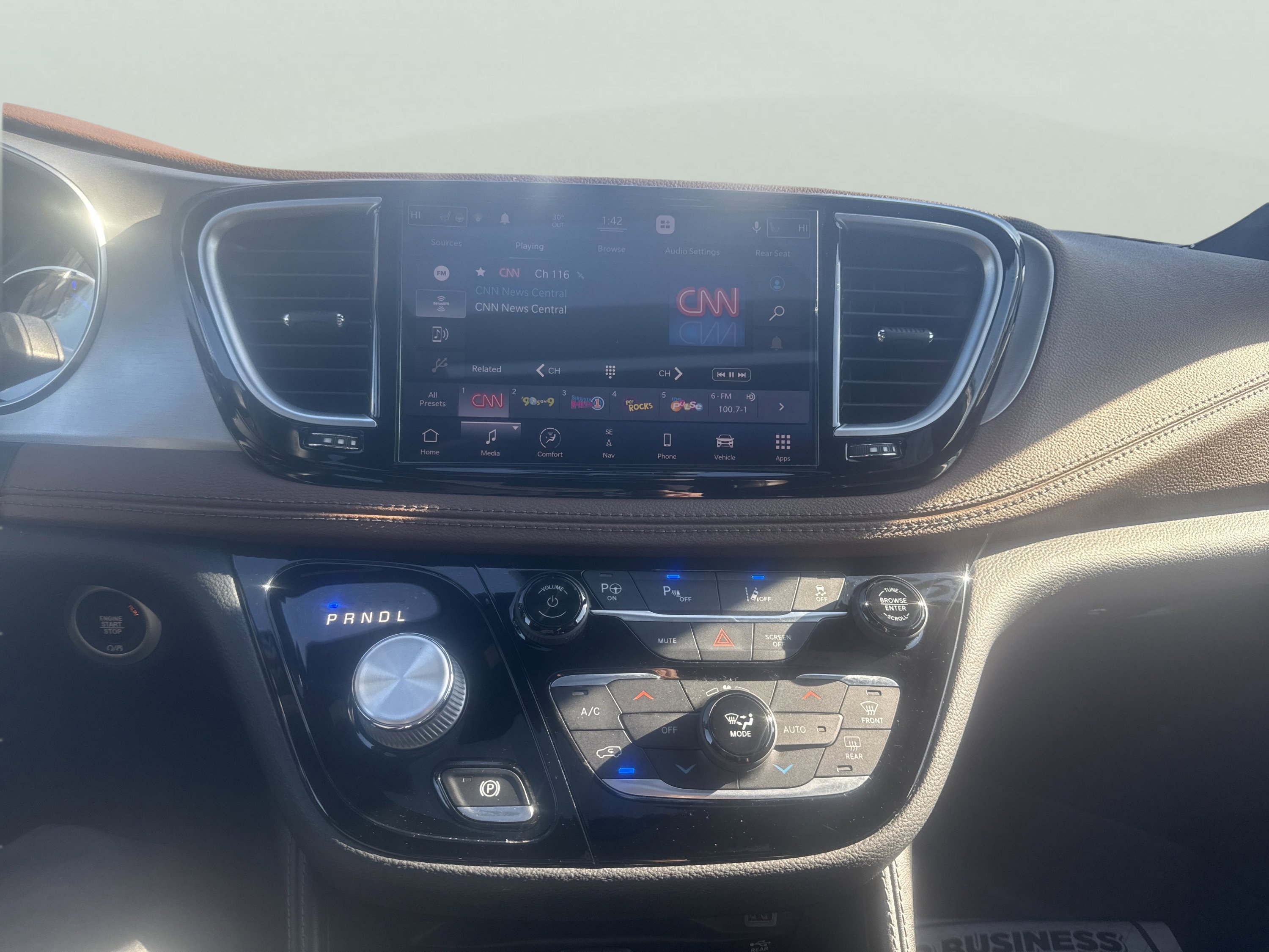 Used 2021 Chrysler Pacifica Limited w/ Uconnect Theater Family Group image 21