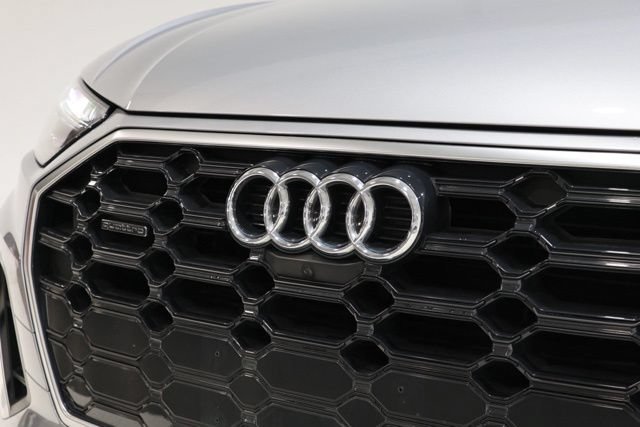 Used 2022 Audi Q5 2.0T Premium Plus w/ Premium Plus Package AWD/4WD image 12