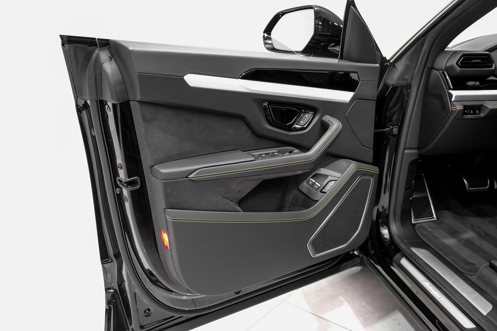 Used 2025 Lamborghini Urus SE image 43