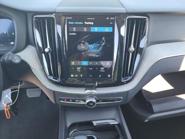 Certified 2025 Volvo XC60 B5 Plus image 9