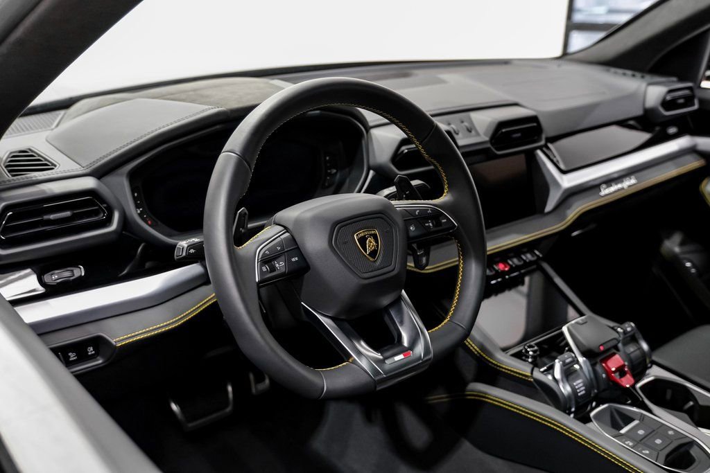 Used 2025 Lamborghini Urus SE image 13